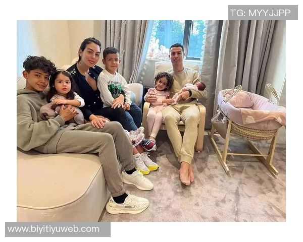 C罗为二女儿庆生送祝福偷穿乔治娜高跟鞋的趣味瞬间