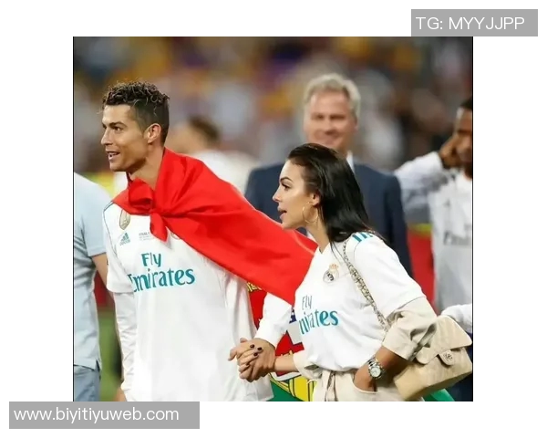 C罗为二女儿庆生送祝福偷穿乔治娜高跟鞋的趣味瞬间